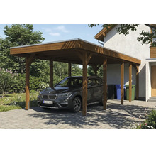 Ein hölzerner Auto Carport steht vor einem Haus, unter dem ein Auto geparkt ist.