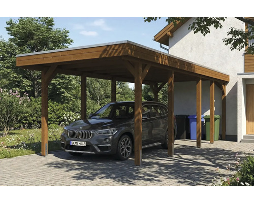 Ein hölzerner Auto Carport steht vor einem Haus, unter dem ein Auto geparkt ist.