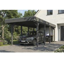 Auto unter einem Carport aus Holz neben einem Haus