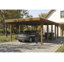 Holzcarport mit Auto und Fahrrad auf gepflastertem Untergrund
