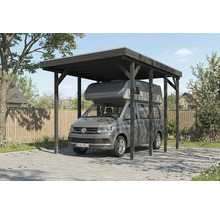 Holzcarport mit grauem Wohnmobil auf gepflastertem Untergrund