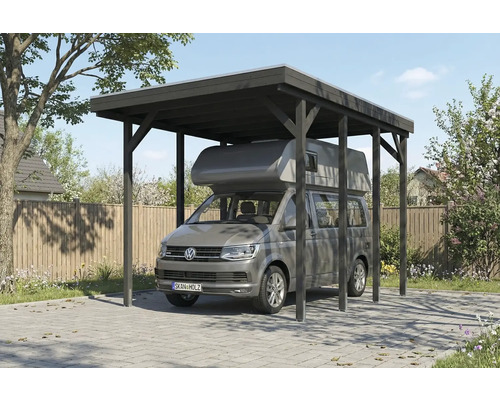 Holzcarport mit grauem Wohnmobil auf gepflastertem Untergrund