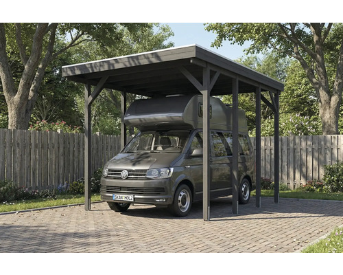 Carport aus Holz mit geparktem Wohnmobil