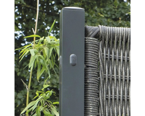 Zaunpfosten aus Aluminium in Anthrazit mit Abdeckkappe neben einem Sichtschutzelement aus Kunststoffgeflecht.