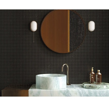 Modernes Badezimmer mit dunklen Fliesen, rundem Spiegel und Marmorwaschbecken