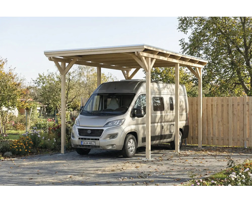 Carport aus Holz mit einem Wohnmobil darunter