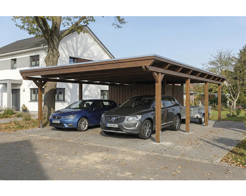 Doppelcarport aus Holz mit zwei Autos und einem Anhänger