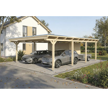 Carport aus Holz mit zwei geparkten Autos und einem Anhänger vor einem Haus.