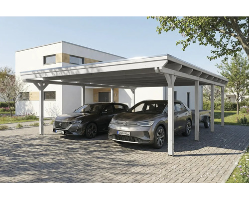 Holzcarport mit zwei geparkten Autos und einem Anhänger vor einem Wohnhaus