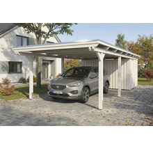 Carport aus Holz mit Auto auf einer Einfahrt vor einem Haus