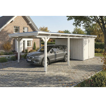 Szene mit Carport aus Holz und einem geparkten Auto auf einem gepflasterten Hof.