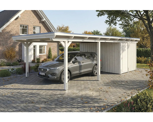 Szene mit Carport aus Holz und einem geparkten Auto auf einem gepflasterten Hof.