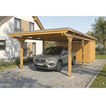 Auto unter einem Carport aus Holz mit Geräteschuppen