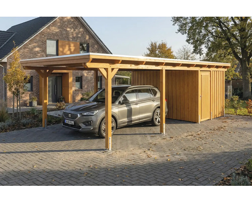 Carport aus Holz mit Geräteschuppen und parkendem Auto
