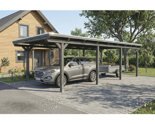 Holzcarport mit Auto und Anhänger vor einem Haus