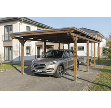 Holzcarport mit Auto und Anhänger auf gepflastertem Untergrund