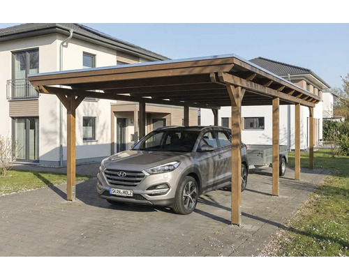 Holzcarport mit Auto und Anhänger auf gepflastertem Untergrund