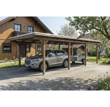 Carport aus Holz mit Auto und Anhänger vor einem Haus