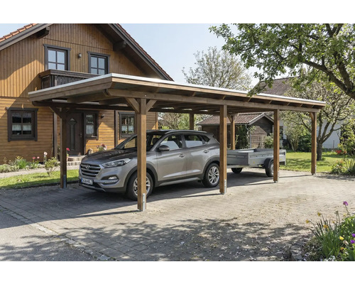 Carport aus Holz mit Auto und Anhänger vor einem Haus