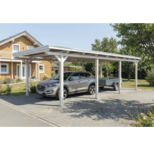 Carport mit Auto und Anhänger auf einem Grundstück.