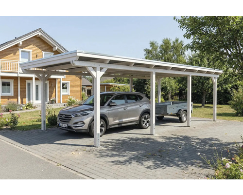 Carport mit Auto und Anhänger auf einem Grundstück.