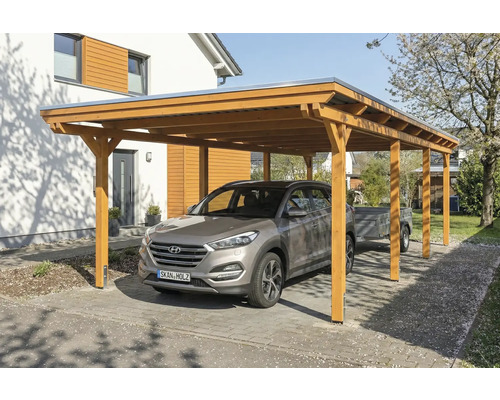 Holz Carport mit Auto und Anhänger vor einem Haus