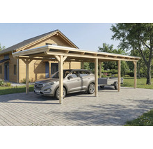 Holzcarport mit Auto und Anhänger auf gepflastertem Untergrund vor einem Haus