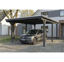 Carport aus Holz mit Auto auf der Einfahrt vor einem Haus