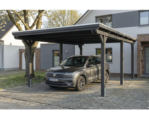 Carport aus Holz mit Auto auf der Einfahrt vor einem Haus