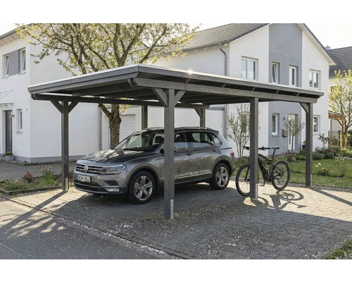 Auto unter einem Holzcarport vor einem Wohnhaus