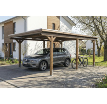 Carport aus Holz mit Auto und Fahrrad im Hof