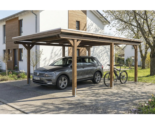 Carport aus Holz mit Auto und Fahrrad im Hof