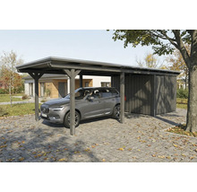 Carport mit Geräteraum und Auto auf gepflastertem Hof