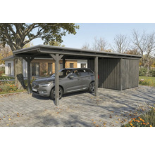Carport mit Geräteraum und geparktem Auto auf gepflastertem Untergrund