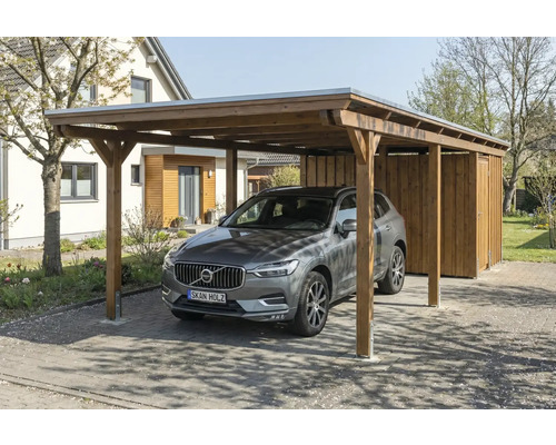 Auto unter Holzcarport mit Geräteraum