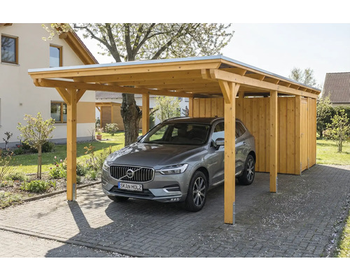 Auto unter einem Carport aus Holz mit Geräteschuppen