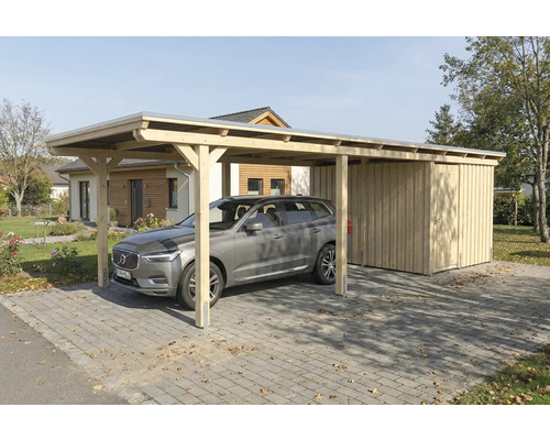 Auto unter einem Carport mit Geräteschuppen aus Holz