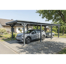 Carport mit Auto und Anhänger auf einem Grundstück