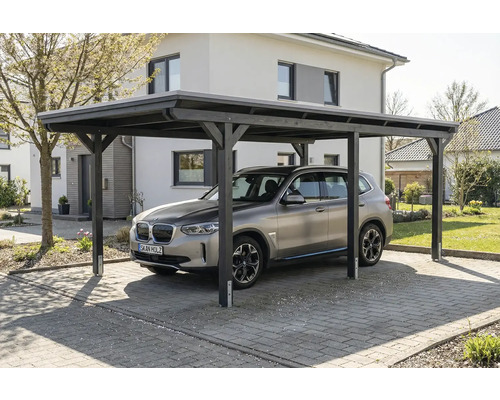 Auto unter einem Carport aus Holz
