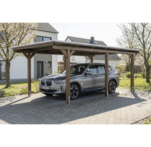 Ein Auto steht unter einem Holzcarport im Freien.