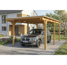 Auto unter einem Holzcarport auf einem gepflasterten Hof vor einem Haus.