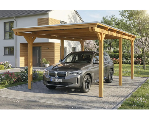 Auto unter einem Holzcarport auf einem gepflasterten Hof vor einem Haus.