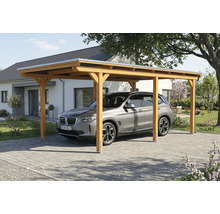 Einzelcarport aus Holz mit untergestelltem Auto vor Wohnhaus