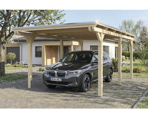 Auto unter einem Carport aus Holz