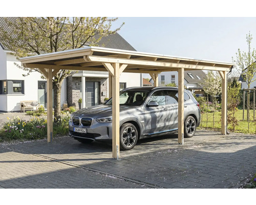 Carport aus Holz mit Auto auf einer Einfahrt