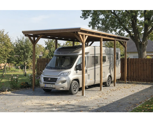 Wohnmobil unter einem Carport aus Holz