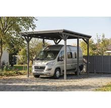 Holzcarport mit Wohnmobil im Garten