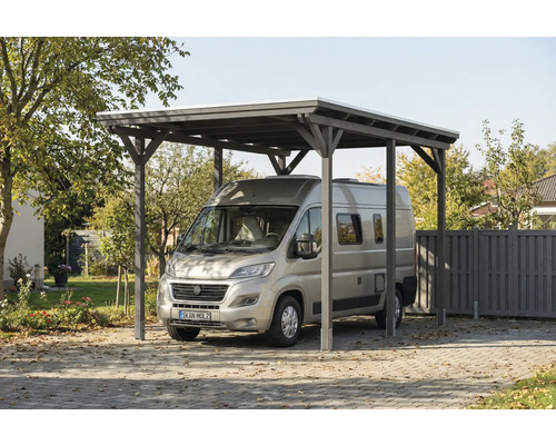 Holzcarport mit Wohnmobil im Garten