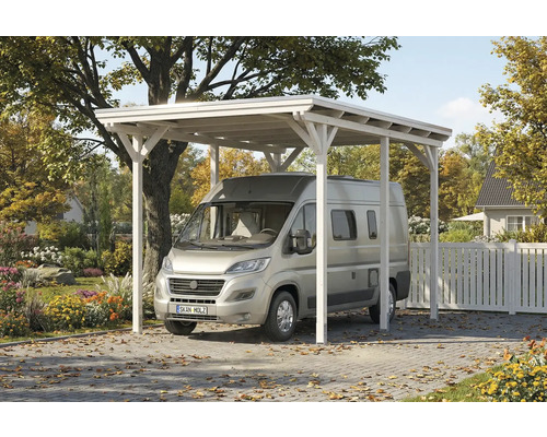 Wohnmobil unter einem Holzwagenunterstand im Garten