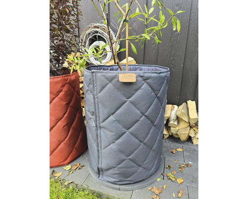 Grauer, gesteppter Pflanzkübel mit Baum